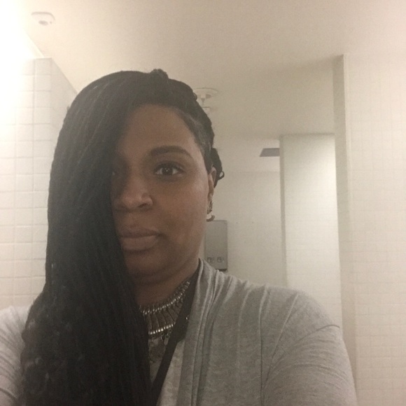 Profile Picture of Deianna Mmolton (@deiannammolton) on Poshmark