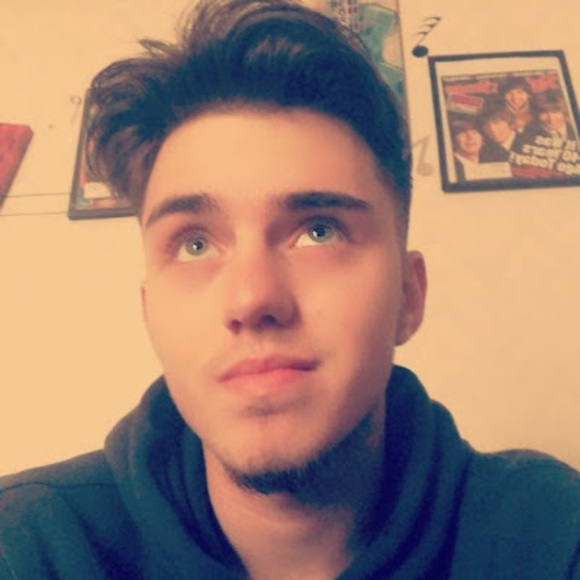 Profile Picture of Anthony Fourroux (@afou0932) on Poshmark