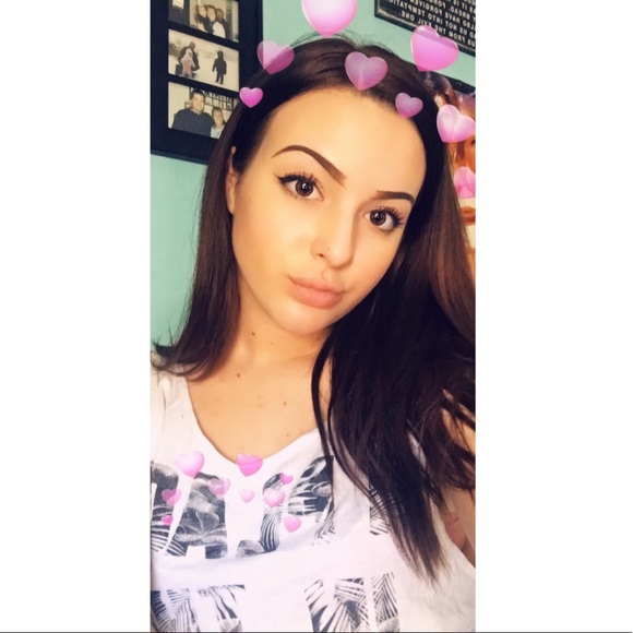 Profile Picture of Amanda Rees (@amandagabrees) on Poshmark