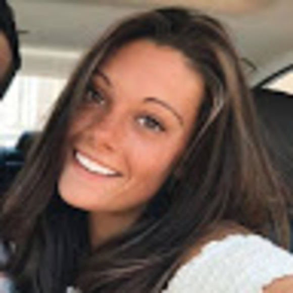 Profile Picture of Julia Martinelli (@martinellij97) on Poshmark