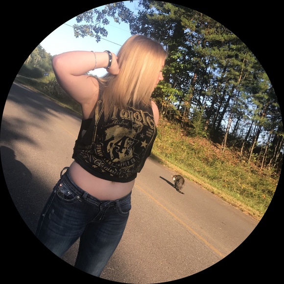 Profile Picture of Alexia Bennett (@alexiabennet143) on Poshmark
