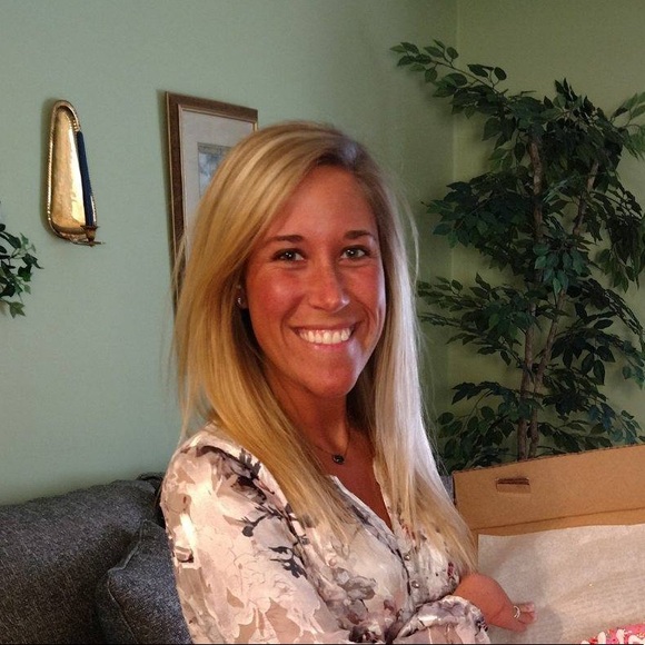 Profile Picture of Abby Schneider (@abbyls10) on Poshmark
