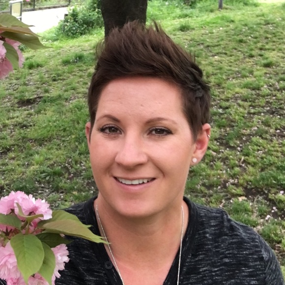 Profile Picture of Nicole Benson (@nsbenson) on Poshmark