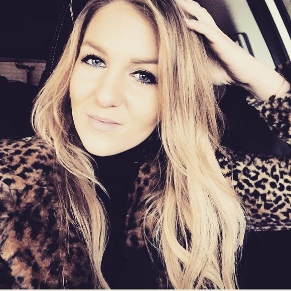 Profile Picture of Valerie Brazelton (@valbraz) on Poshmark