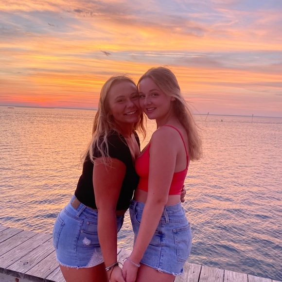 Profile Picture of Claudia Rydzy (@claudiarydzyy) on Poshmark