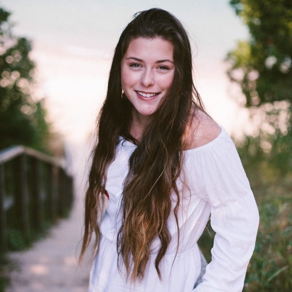 Profile Picture of Anna Cantrell (@annalove568) on Poshmark