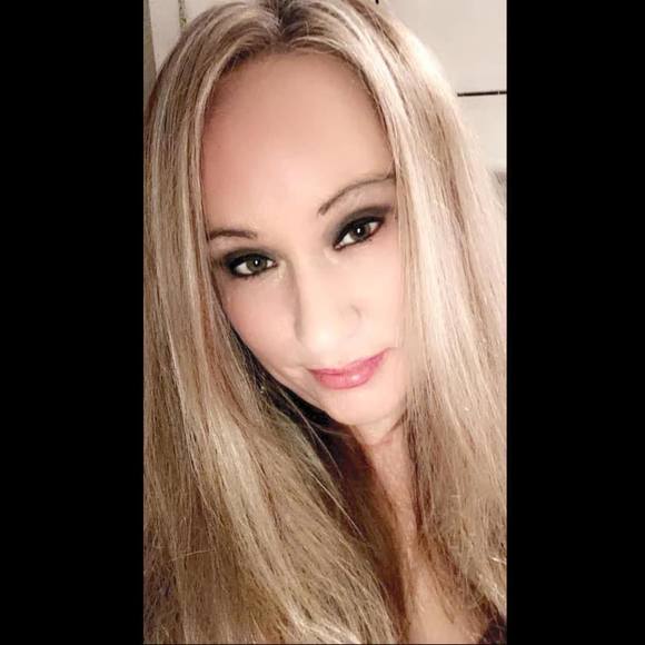 Profile Picture of Lisa Draper (@lissy0808) on Poshmark