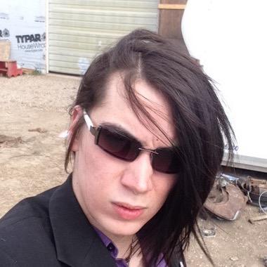 Profile Picture of Jade Larson (@leesanshine) on Twitter