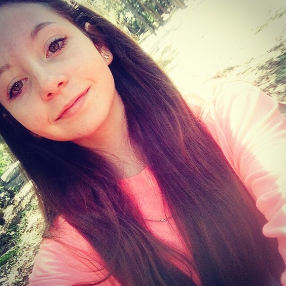 Profile Picture of Lexi Terpstra (@aye_its_lexi) on Poshmark