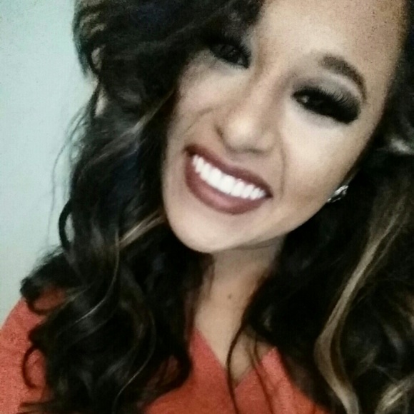 Profile Picture of Mariah Alvarez (@mariahyaya) on Poshmark