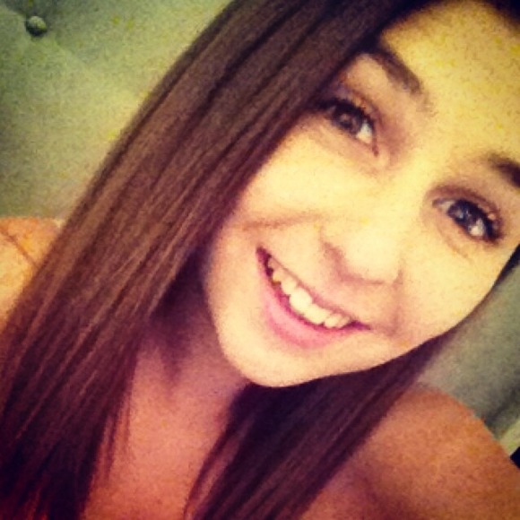 Profile Picture of Emme Alofs (@ealofs596) on Poshmark