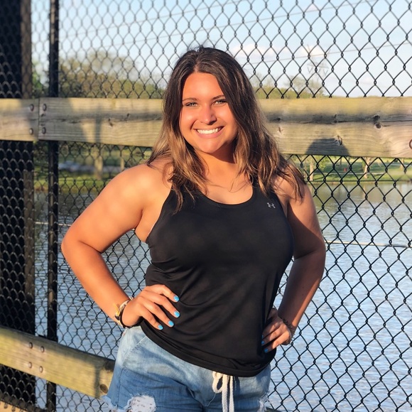 Profile Picture of Hailey Justak (@haileyjustak) on Poshmark
