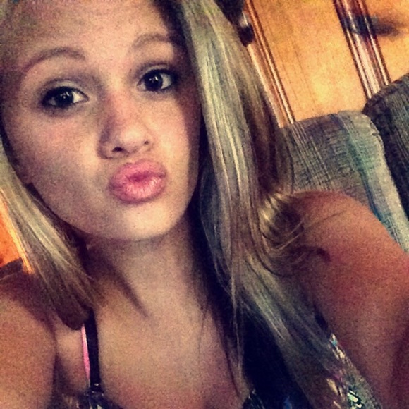 Profile Picture of Kelsie Myers (@kelsierayyyy) on Poshmark