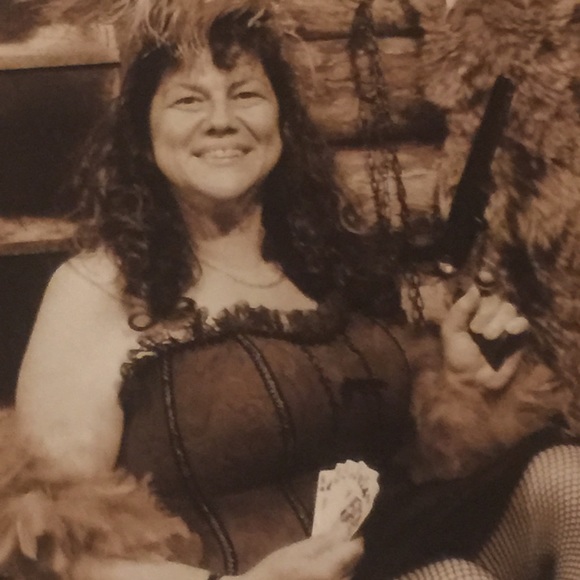 Profile Picture of Lisa Isgrigg (@ribbonsanlace) on Poshmark