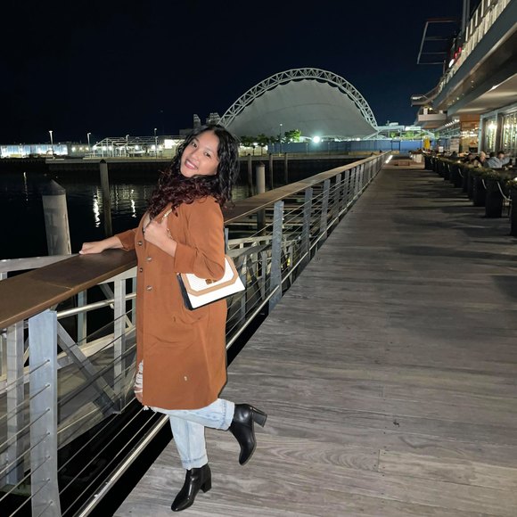 Profile Picture of Aiyin Fernandes (@aiyinfernandes) on Poshmark