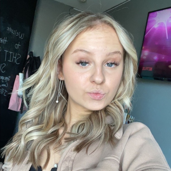 Profile Picture of Mallory Cullyford (@cullyfordmr1) on Poshmark