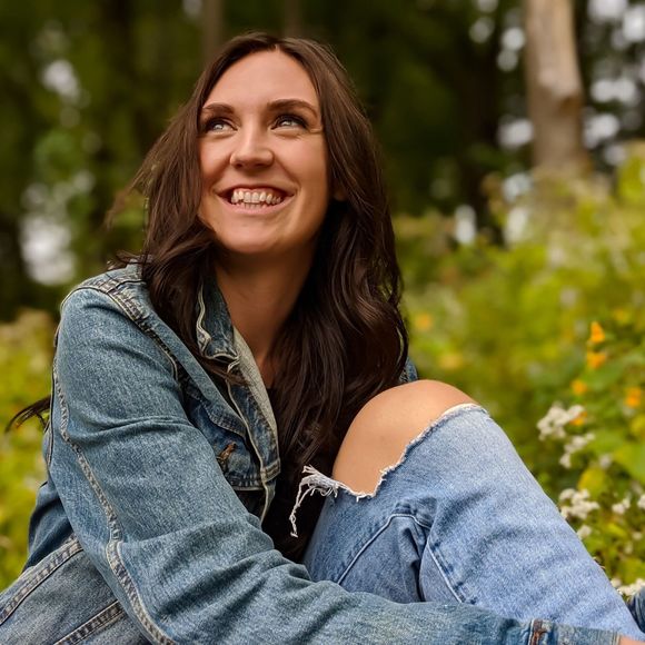 Profile Picture of Hannah Steblay (@hsteblay) on Poshmark