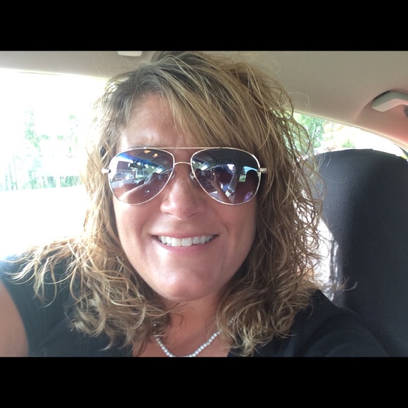 Profile Picture of Mary Bowers (@jwbmeb98) on Poshmark