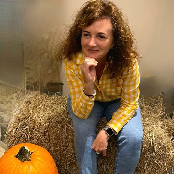 Profile Picture of Mary Reischmann (@queenmary62) on Poshmark