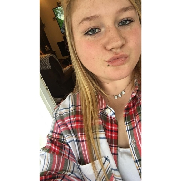Profile Picture of Amber Bledsoe (@abledsoe6399) on Poshmark