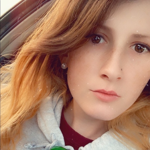 Profile Picture of April Sallette (@aprilsallette) on Poshmark