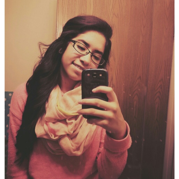 Profile Picture of Luz Reyes (@lreyesgarcia) on Poshmark