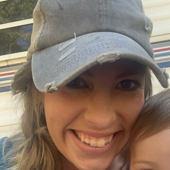 Profile Picture of Amelia Robb (@arobb0416) on Poshmark