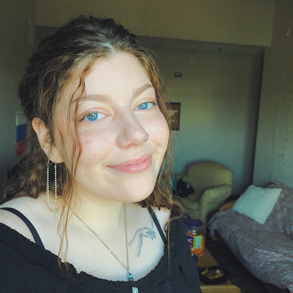 Profile Picture of Danielle Schumacher (@dahneeyehl) on Poshmark