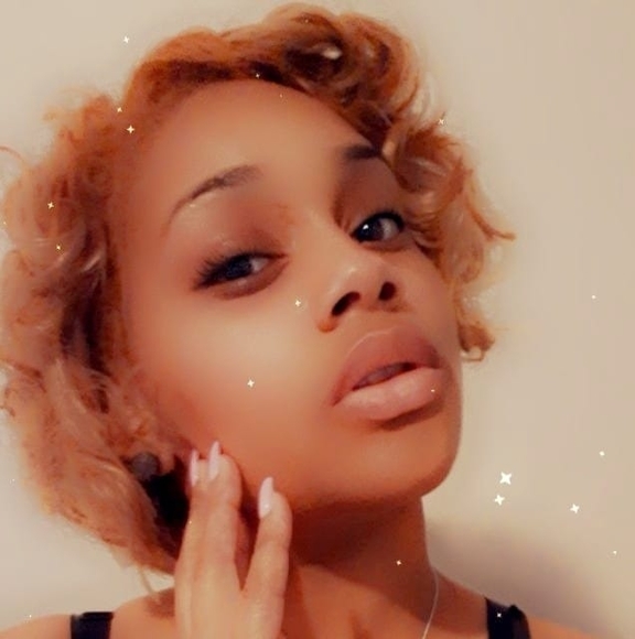 Roxy Roulette - Poshmark Profile Picture of Roxy Roulette (@roxy_roulette) on Poshmark