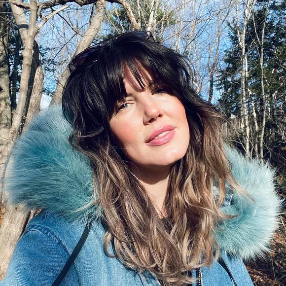 Profile Picture of Lindsay-bea Davis (@lindsaybeadavis) on Poshmark