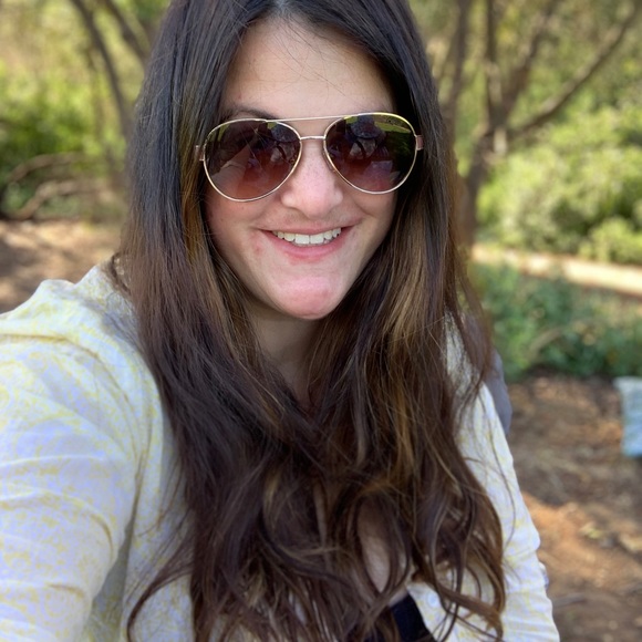 Profile Picture of Vaya Pashos (@vaysie) on Poshmark