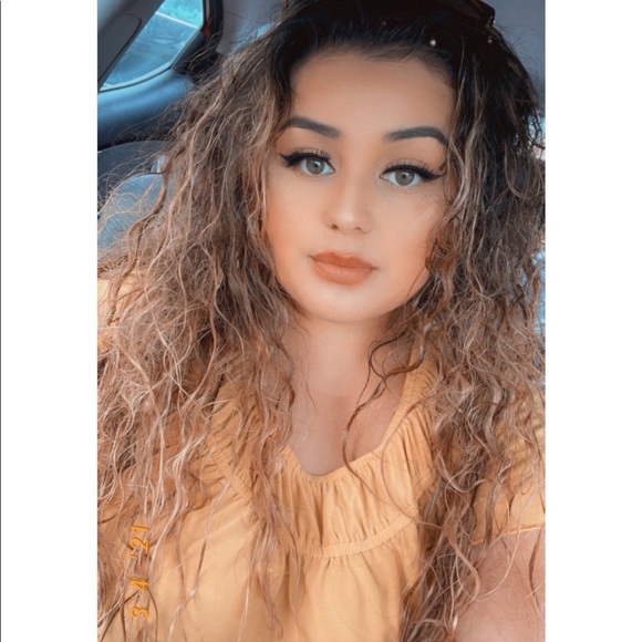 Profile Picture of Desirei Calouro (@desirei12898) on Poshmark