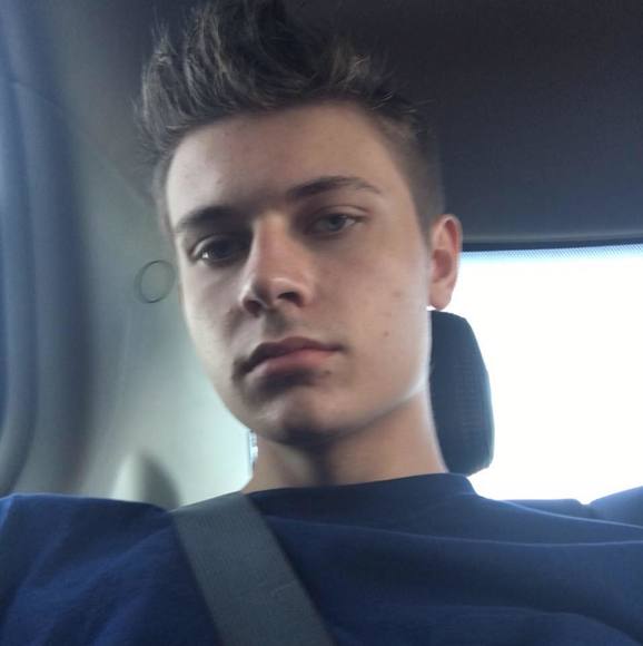 Profile Picture of Hunter Raynes (@hunterraynes) on Poshmark