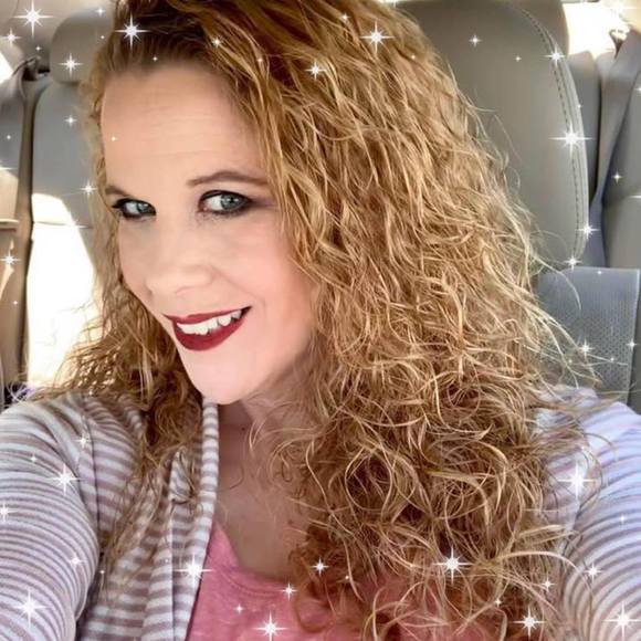 Profile Picture of Samantha Worsham (@sassychic1975) on Poshmark