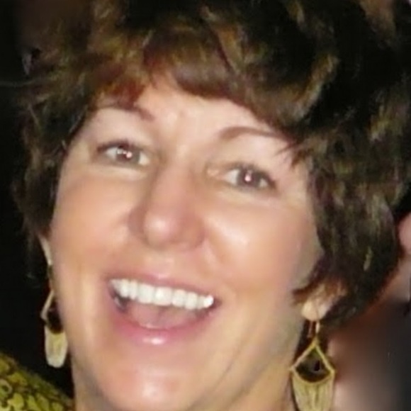 Profile Picture of Maureen Connell (@maureen51) on Poshmark
