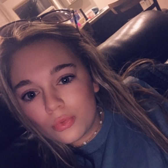 Profile Picture of Carlee Farrar (@carleefarrar) on Poshmark