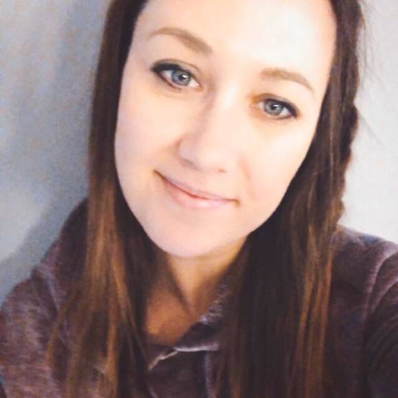 Profile Picture of Alison Wiser (@awiser12) on Poshmark
