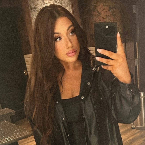 Profile Picture of Savannah Hillyard (@shillyard1214) on Poshmark