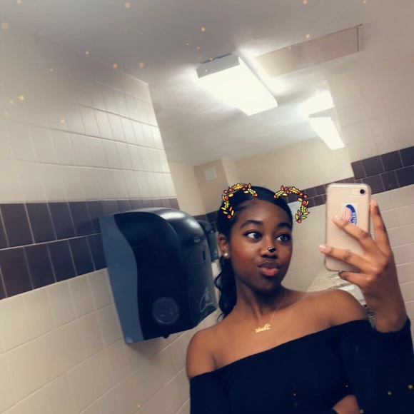 Profile Picture of Devin Hollins (@devin_hollins) on Poshmark