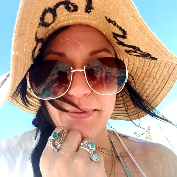 Profile Picture of Nicole Bertelsen (@coleyb1234) on Poshmark