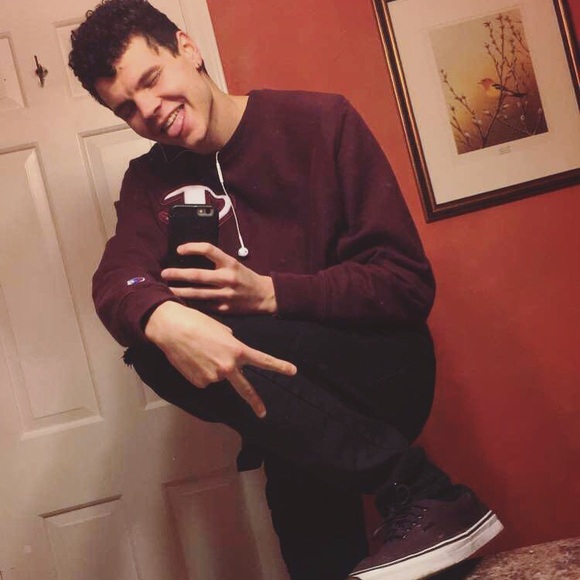 Profile Picture of David Connolly (@hiimlimbo) on Poshmark