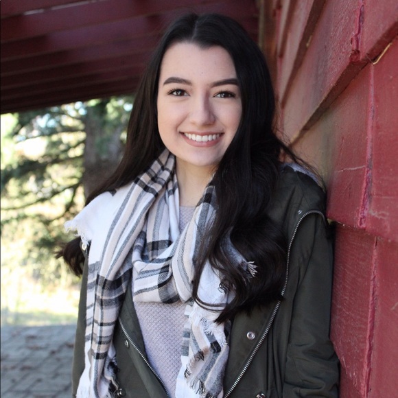 Janelle Mihelich - Poshmark Profile Picture of Janelle Mihelich (@janelle_lyn) on Poshmark