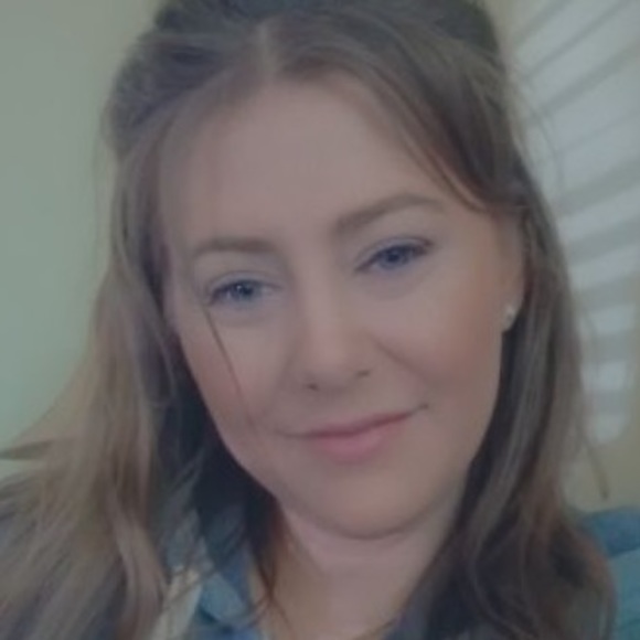 Profile Picture of Caitlin Charnetski (@caitlinfranko) on Poshmark