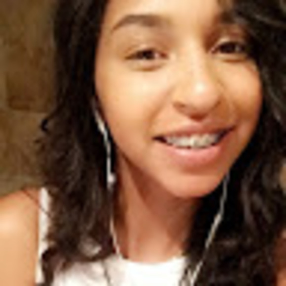 Profile Picture of Jen Coiscou (@jencoiscou) on Poshmark