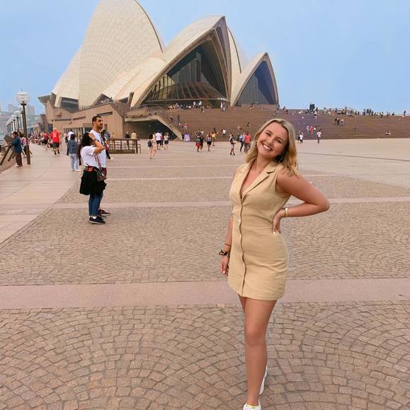 Profile Picture of Julia Scudiero (@juliascudiero) on Poshmark