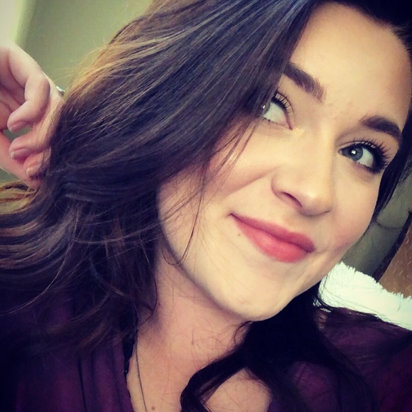 Profile Picture of Sydney Pithan (@sydney_layne) on Poshmark