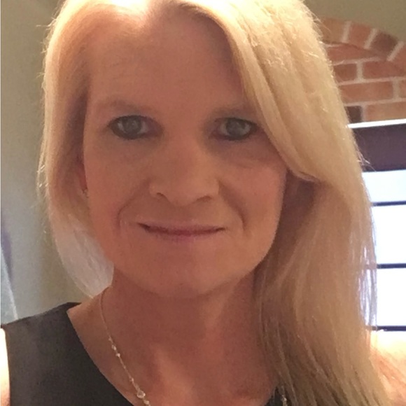 Profile Picture of Cheree Wallace (@chereedeville) on Poshmark