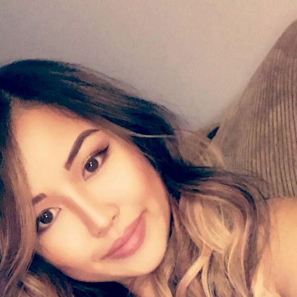 Profile Picture of Lisa Trinh (@lisatrinh95) on Poshmark