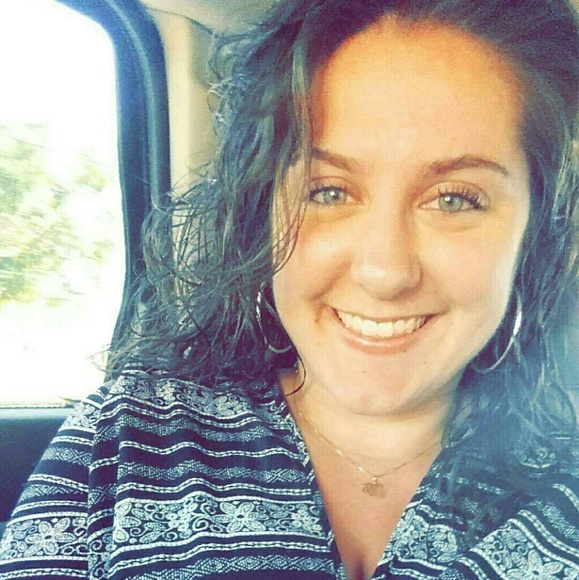 Profile Picture of Danielle Hartshorne (@bosdmh111209) on Poshmark