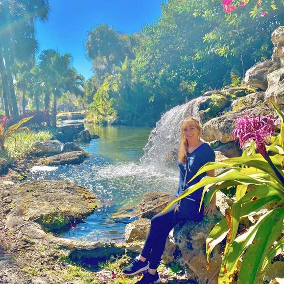 Profile Picture of Ellen Durie (@buzzles87) on Poshmark